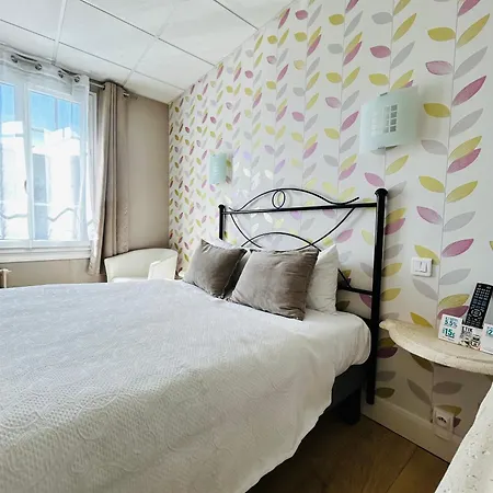 Logis L'ayguelade 酒店 3*